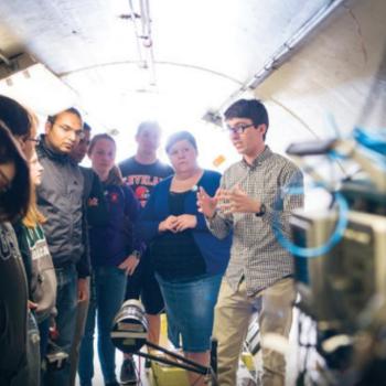 扎克Meisel博士和学生在爱德华兹加速器实验室飞行时间隧道,位于校园。